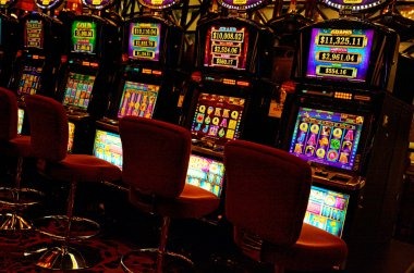 Live Sic Bo table with three dice and betting layout on alexis slot